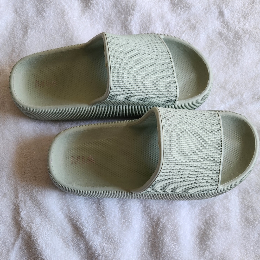 Never Worn MIA Lexa Woman Slide Sandals